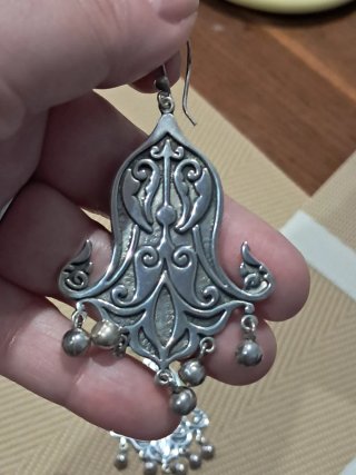 Pendientes egipcios plateados con diseño floral