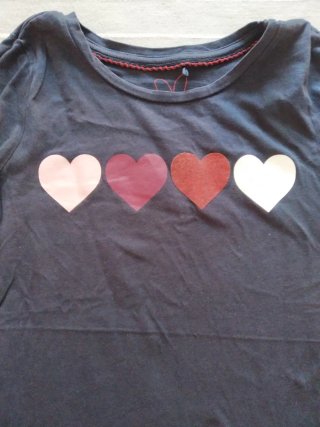 Camiseta Only azul con corazones