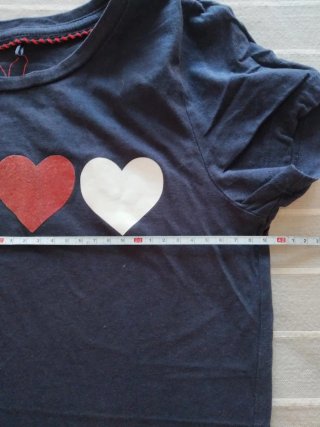 Camiseta Only azul con corazones