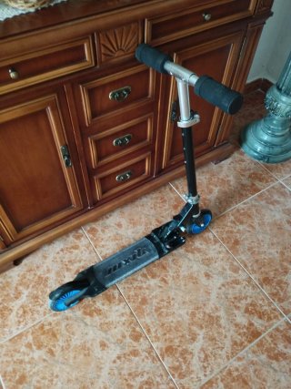 Patinete con luces LED azules