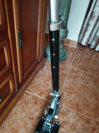 Patinete con luces LED azules