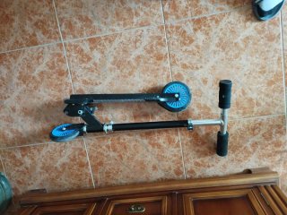 Patinete con luces LED azules