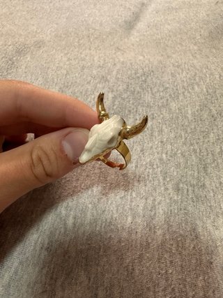 Anillo Diseño Búfalo Dorado y Blanco