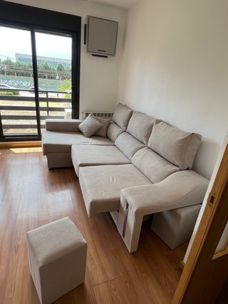 Sofá modular gris y beig de tela