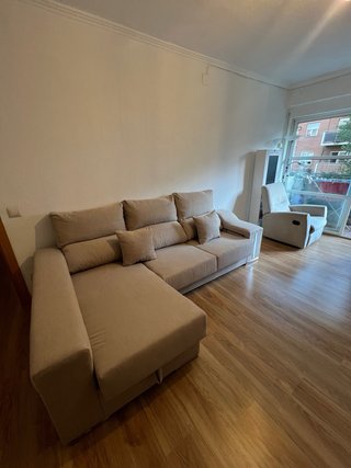 Sofá modular gris y beig de tela