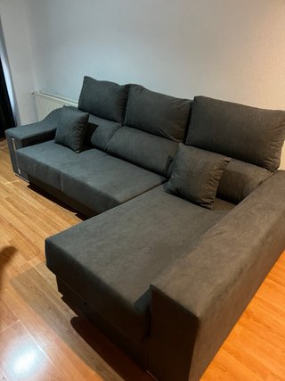 Sofá modular gris y beig de tela