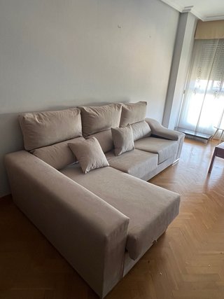 Sofá modular gris y beig de tela