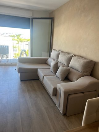 Sofá modular gris y beig de tela