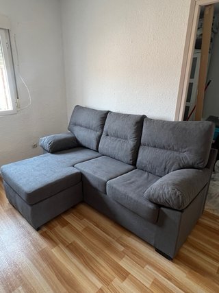 Sofá modular gris y beig de tela