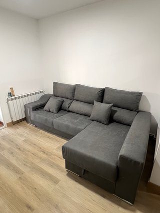 Sofá modular gris y beig de tela