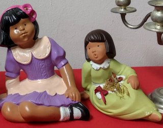 Coppia di bambole sedute in perfette condizioni e ora