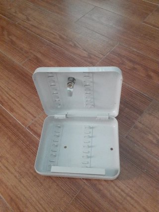 Caja metálica blanca con cerradura