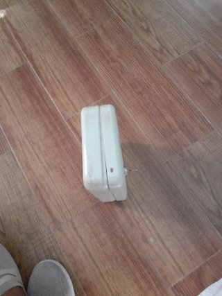 Caja metálica blanca con cerradura