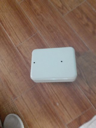 Caja metálica blanca con cerradura