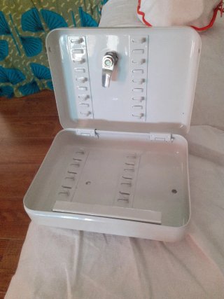 Caja metálica blanca con cerradura