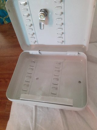 Caja metálica blanca con cerradura