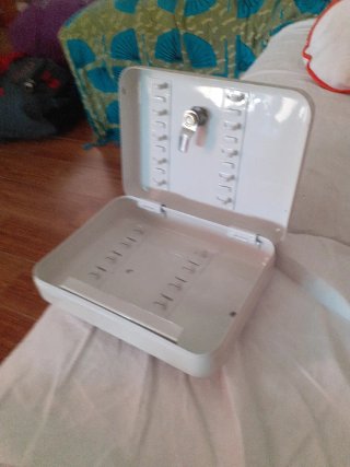 Caja metálica blanca con cerradura