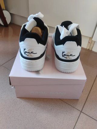 Zapatillas deportivas negras y blancas