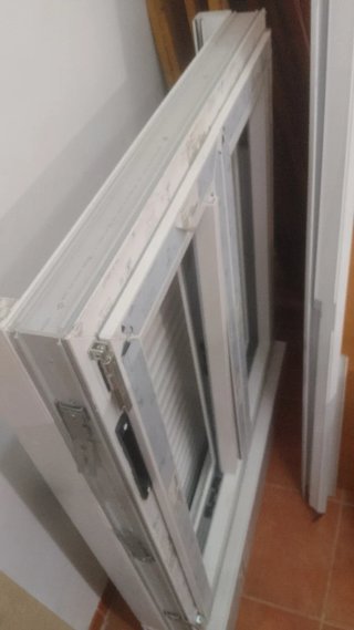 Ventana con persiana enrollable blanca