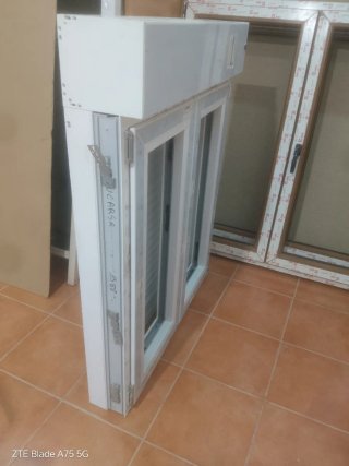 Ventana con persiana enrollable blanca