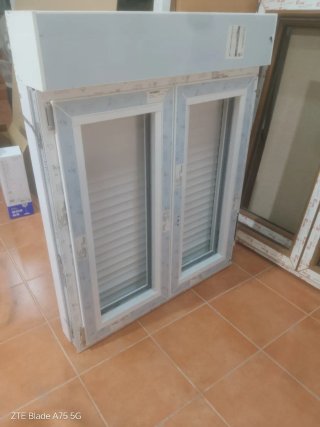 Ventana con persiana enrollable blanca