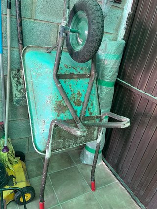 Carretilla de obra verde. La rueda nueva