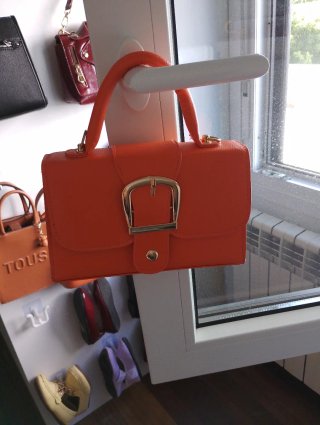 Bolso naranja con hebilla dorada