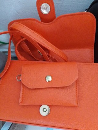 Bolso naranja con hebilla dorada