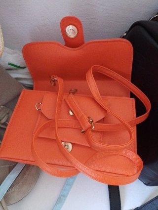 Bolso naranja con hebilla dorada