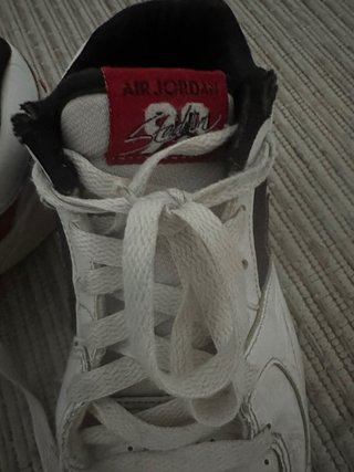 Zapatillas Jordan Blancas y Rojas