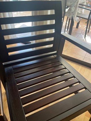 Butaca de madera con cojín beige