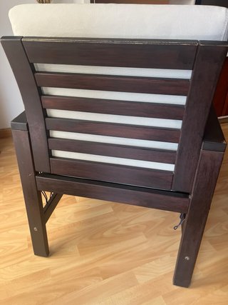 Butaca de madera con cojín beige