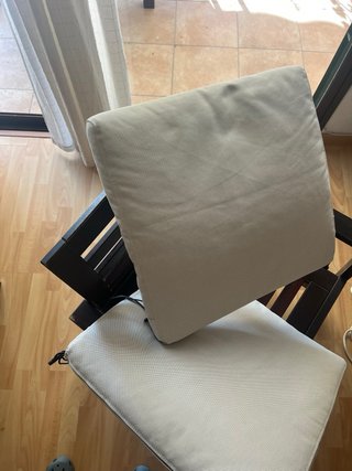 Butaca de madera con cojín beige
