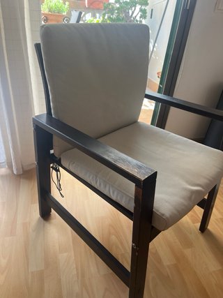 Butaca de madera con cojín beige