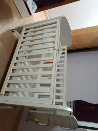 Cuna de bebé blanca con ruedas