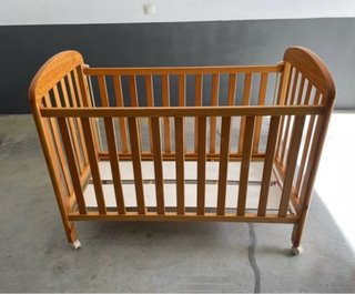 Cuna de madera para bebé