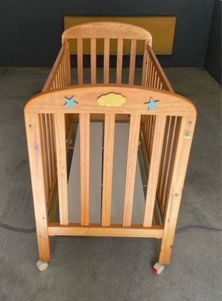 Cuna de madera para bebé
