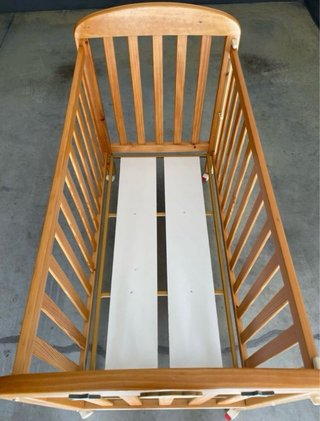 Cuna de madera para bebé