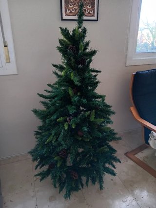 Árbol de Navidad artificial con piñas