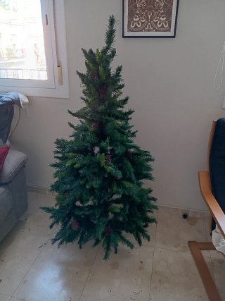 Árbol de Navidad artificial con piñas