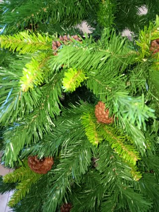 Árbol de Navidad artificial con piñas