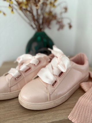 Zapatillas deportivas rosas con lazo