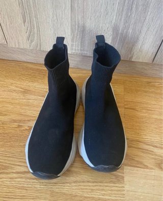 Zapatillas deportivas negras y blancas