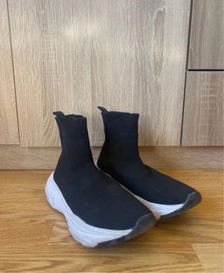 Zapatillas deportivas negras y blancas