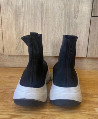 Zapatillas deportivas negras y blancas