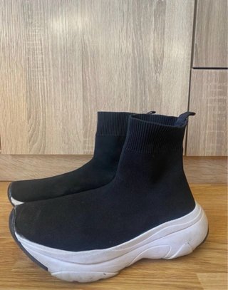 Zapatillas deportivas negras y blancas