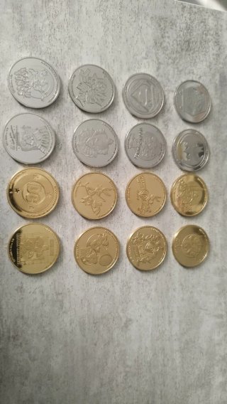 Lote 16 monedas souvenir Parque Warner Madrid