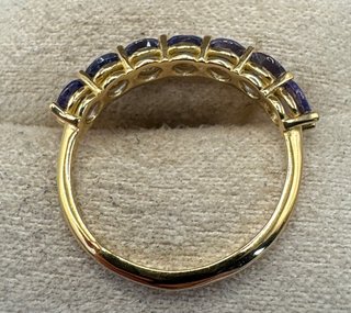 Anillo de oro de 18 kt con tanzanitas