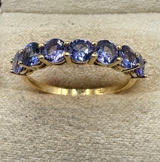 Anillo de oro de 18 kt con tanzanitas