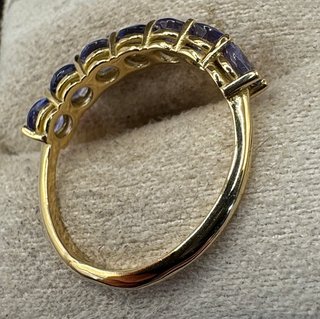 Anillo de oro de 18 kt con tanzanitas